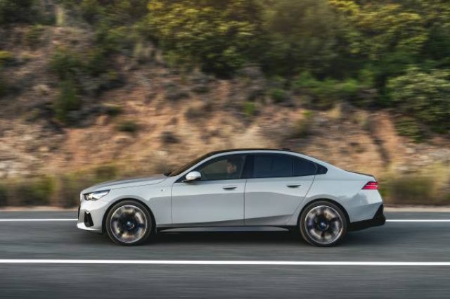BMW 550 e xDrive - foto 3 di 4