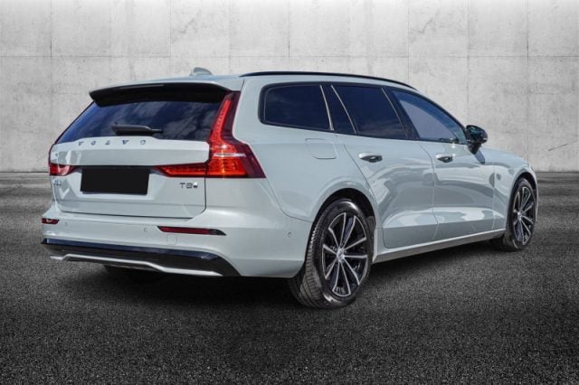 Volvo V60 T8 Plug-in Hybrid AWD automatico Plus Dark - foto 2 di 4