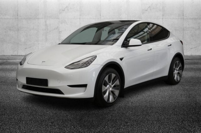 Tesla Model Y RWD, del 2023, 28.800 km, in vendita a Pieve Di Cento (BO)