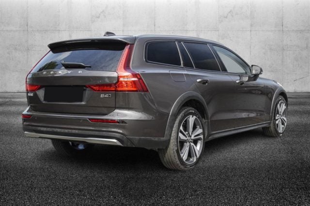 Volvo V60 Cross Country B4 (d) AWD automatico Plus - foto 2 di 4