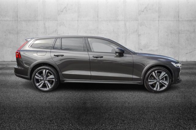 Volvo V60 Cross Country B4 (d) AWD automatico Plus - foto 3 di 4