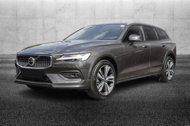 Volvo V60 Cross Country B4 (d) AWD automatico Plus, del 2024, 34.900 km, in vendita a Pieve Di Cento (BO)