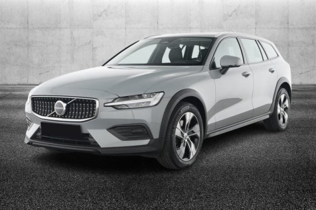 Volvo V60 Cross Country B4 (d) AWD automatico Plus, del 2024, 52.800 km, in vendita a Pieve Di Cento (BO)