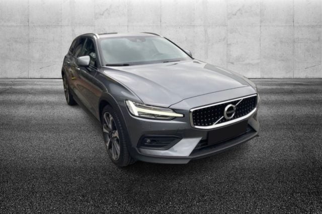 Volvo V60 Cross Country B4 (d) AWD Geartronic Business Pro, del 2021, 59.300 km, in vendita a Pieve Di Cento (BO)