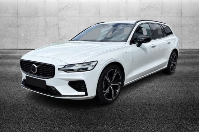 Volvo V60 T6 Recharge AWD Plug-in Hybrid aut. Plus Dark, del 2022, 17.200 km, in vendita a Pieve Di Cento (BO)