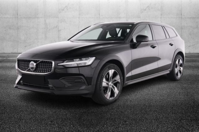 Volvo V60 Cross Country B4 (d) AWD automatico Plus, del 2023, 49.700 km, in vendita a Pieve Di Cento (BO)