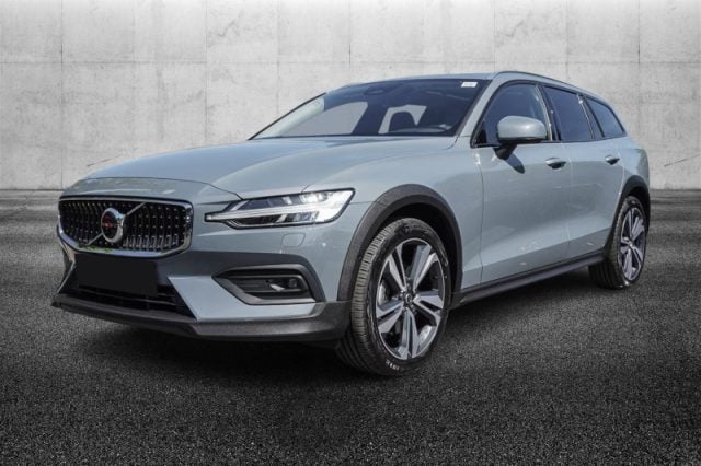 Volvo V60 Cross Country B4 (d) AWD automatico Plus, del 2024, 34.400 km, in vendita a Pieve Di Cento (BO)