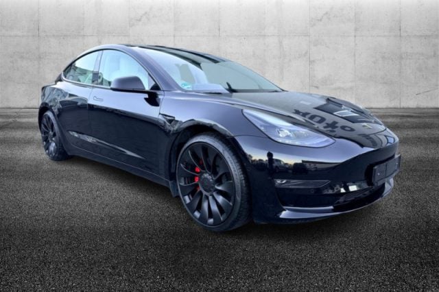 Tesla Model 3 Long Range AWD Performance, del 2022, 33.600 km, in vendita a Pieve Di Cento (BO)