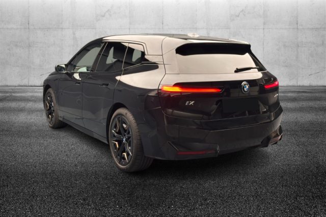 BMW iX xDrive 40 - foto 3 di 4
