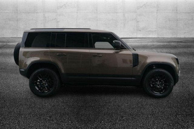 Land Rover Defender 110 3.0D I6 250 CV AWD Auto Hard Top S - foto 3 di 4