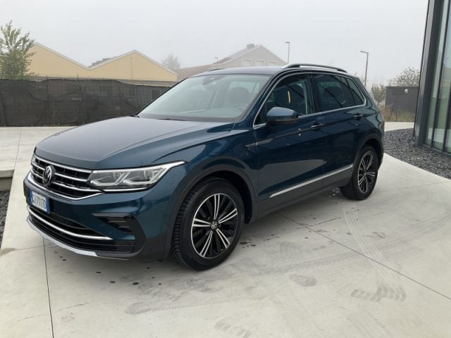 Volkswagen Tiguan 2.0 TDI 150 CV SCR DSG Elegance, del 2022, 35.000 km, in vendita a Pieve Di Cento (BO)