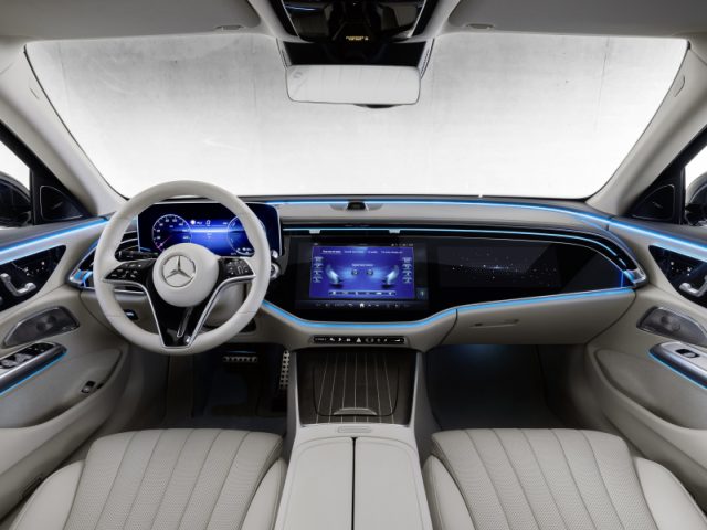 Mercedes-Benz E 300 de hybrid EQ 4Matic AMG Line Premium Plus - foto 1 di 4