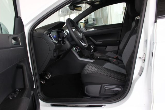 Volkswagen Polo 1.0 TSI R-Line, del 2022, 8.700 km, in vendita a Pieve Di Cento (BO)