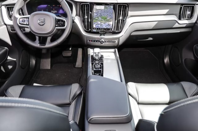 Volvo XC60 T8 Recharge Plug-in Hybrid AWD automatico Plus Da - foto 3 di 4
