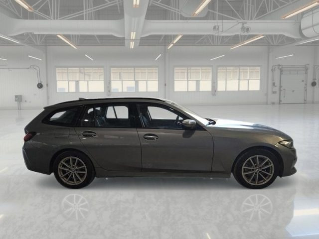 BMW 320 d 48V Touring - foto 3 di 4