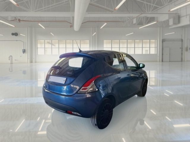 Lancia Ypsilon 1.0 FireFly 5 porte S&S Hybrid Silver - foto 2 di 4