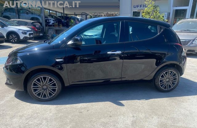 Lancia Ypsilon 1.0 FireFly 5 porte S&S Hybrid 70cv - foto 2 di 4
