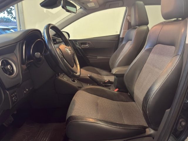 Toyota Auris 1.8 Hybrid Lounge, del 2017, 89.000 km, in vendita a Alcamo (TP)