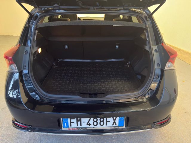 Toyota Auris 1.8 Hybrid Lounge, del 2017, 89.000 km, in vendita a Alcamo (TP)