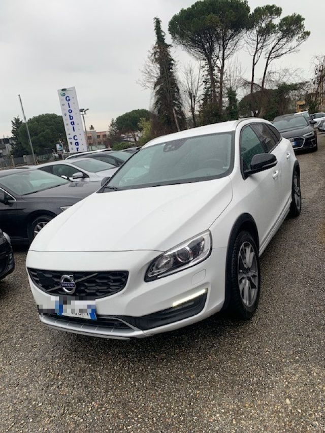 Volvo V60 Cross Country D4 AWD Geartronic Plus - foto 2 di 4