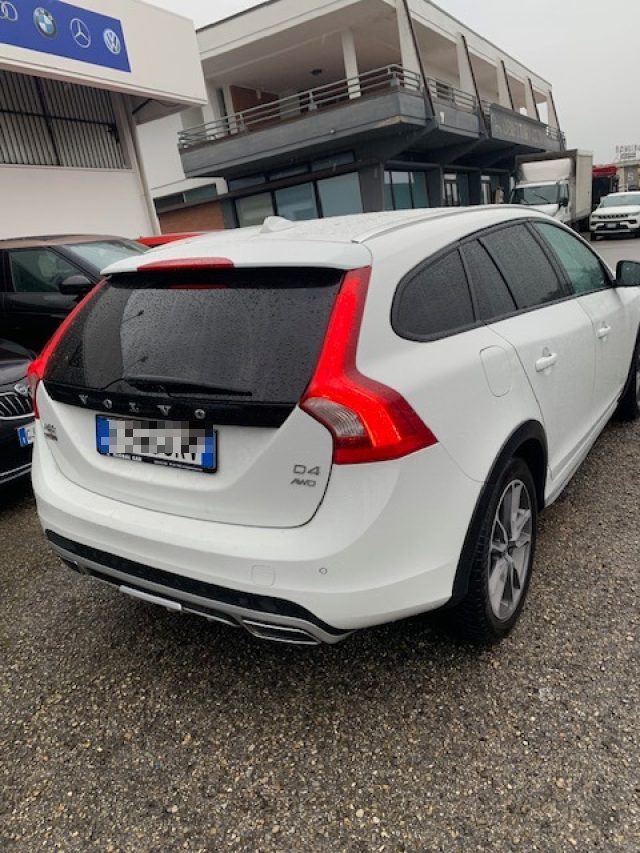 Volvo V60 Cross Country D4 AWD Geartronic Plus - foto 3 di 4