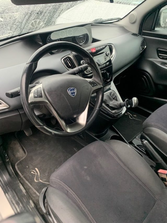 Lancia Ypsilon 0.9 TwinAir 85 CV 5 porte Metano Ecochic Gold, del 2013, 144.100 km, in vendita a Coriano (RN)