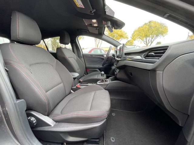 Ford Focus 1.0 EcoBoost Hybrid 125 CV 5p. ST-Line, del 2025, 18.800 km, in vendita a Mirano (VE)