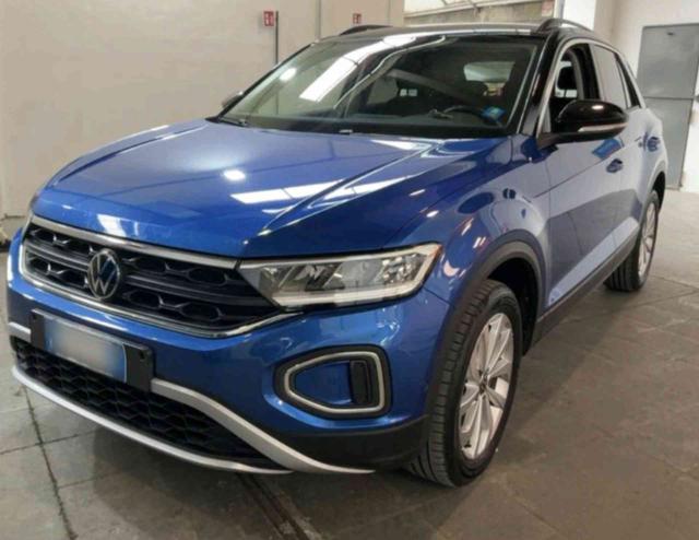 Volkswagen T-Roc 1.0 TSI Life bicolor blu e nero, del 2024, 43.000 km, in vendita a Montebelluna (TV)