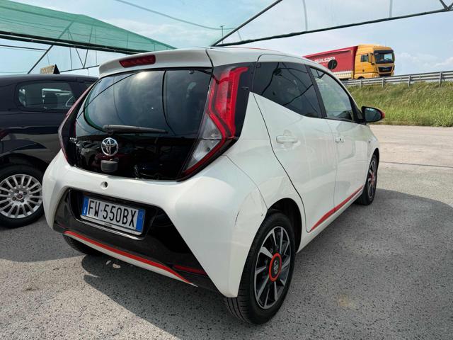 Toyota Aygo 1.0 VVT-i 72 CV 5 porte x-wave orange - foto 3 di 4