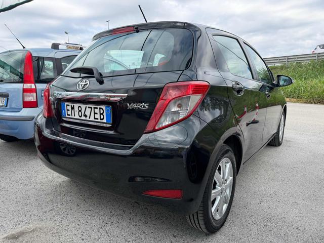 Toyota Yaris 1.0 5 porte Lounge - foto 3 di 4