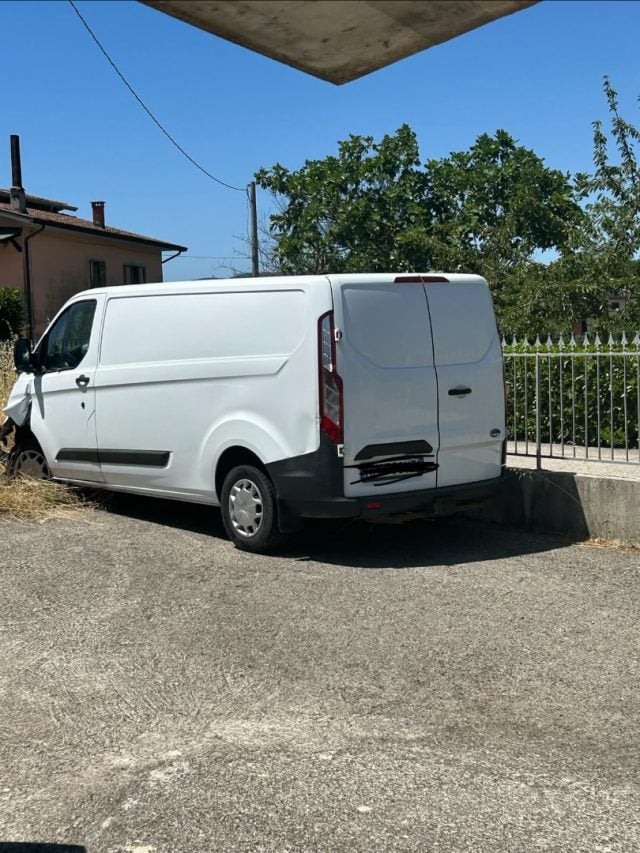 Ford Tourneo Custom 2.2 TDCi 125CV PL *sinistrato*, del 2016, 220.000 km, in vendita a Grottaminarda (AV)