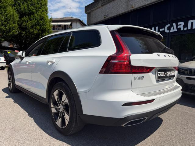Volvo V60 Cross Country D4 AWD Geartronic - foto 3 di 4