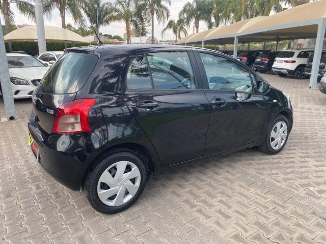 Toyota Yaris 1.3 5 porte Sol - foto 3 di 4