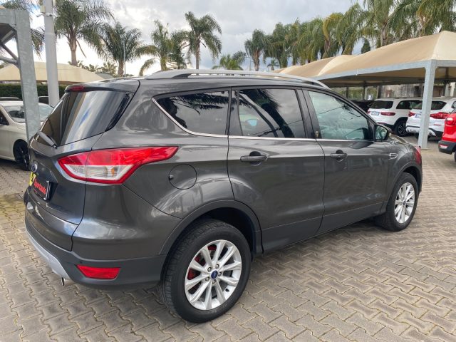 Ford Kuga 2.0 TDCI 150 CV 4WD Powershift Titanium - foto 4 di 30