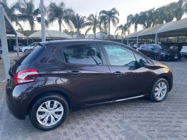 Peugeot 208 1.4 8V HDi 68CV 5p., del 2013, 228.000 km, in vendita a Giarre (CT)