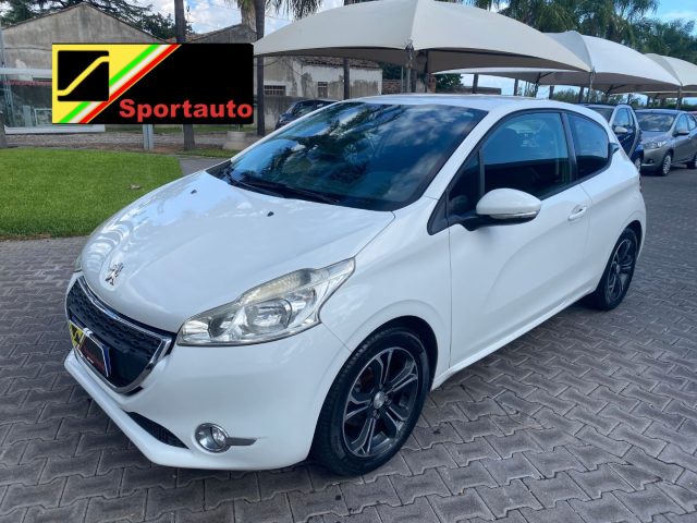 Peugeot 208 1° serie PureTech 82 3 porte, del 2014, 130.000 km, in vendita a Giarre (CT)